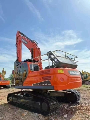 Excavatrice Doosan DX300LC importée d'origine coréenne, poids en ordre de marche de 30 tonnes, godet de 0,64 à 1,75 m³, puissance de 151 kW