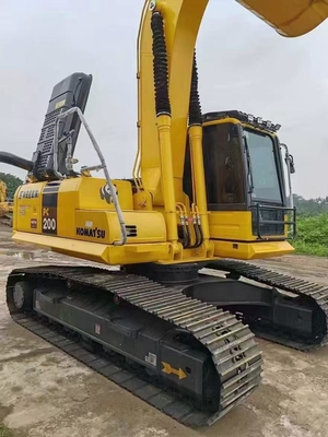 Excavatrice Komatsu PC200-8 importée du Japon, d'un poids en ordre de marche de 20 tonnes